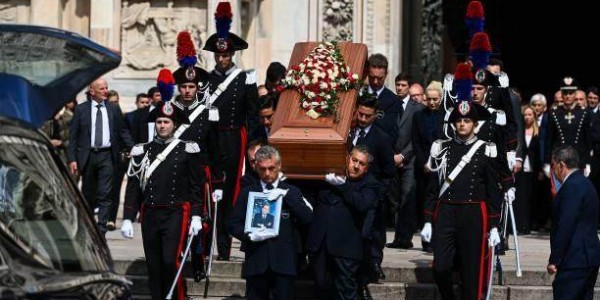 开云体育最新网址-意大利为贝卢斯科尼国葬，米兰球迷送别最伟大主席