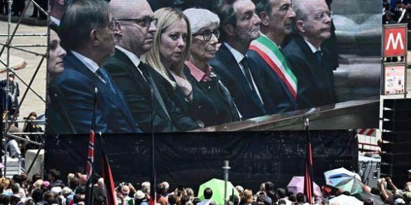 开云体育最新网址-意大利为贝卢斯科尼国葬，米兰球迷送别最伟大主席