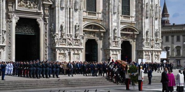 开云体育最新网址-意大利为贝卢斯科尼国葬，米兰球迷送别最伟大主席